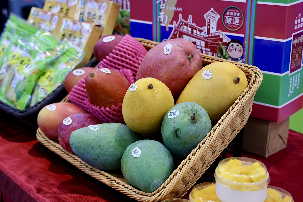 台南市政府攜手台南市農產運銷公司及遠東百貨愛買量販店，在新北市板橋愛買南雅店舉辦「台南芒果祭」開鑼記者會，將最新鮮、最香甜的台南芒果直送大台北消費市場。 圖：台南市政府提供