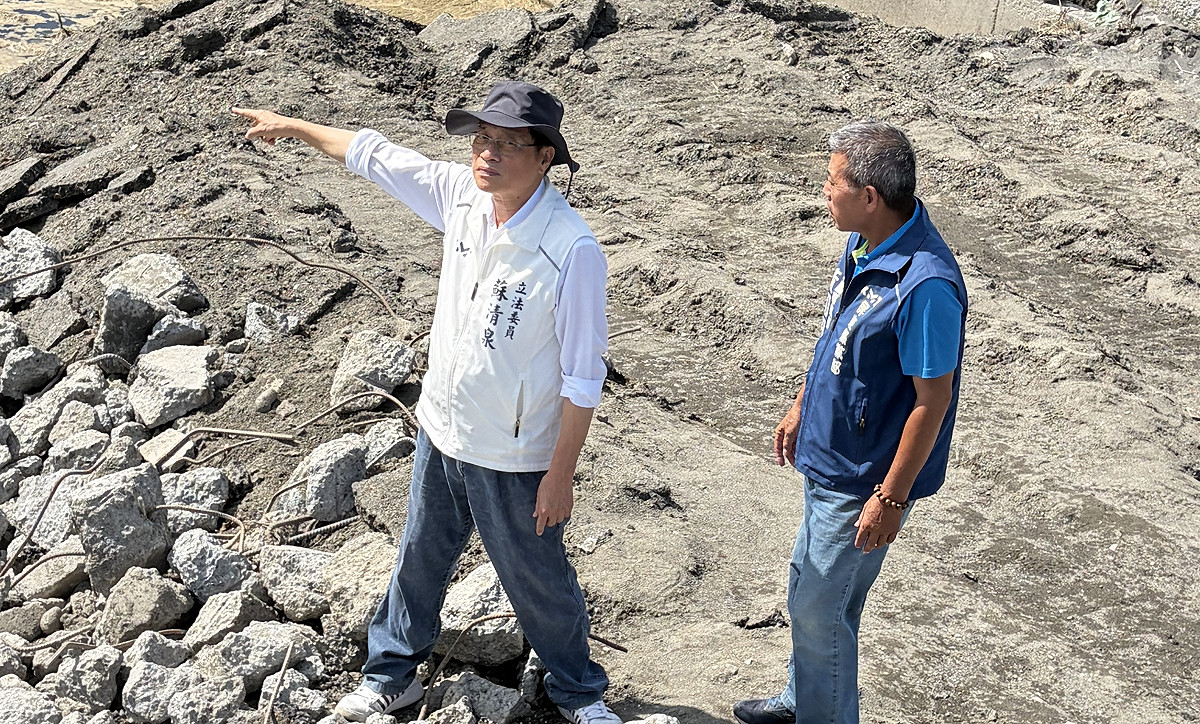 麟洛溪興化部堤防625暴雨潰堤釀災，蘇清泉(左)即前往現場勘災。 圖：蘇清泉服務處/提供