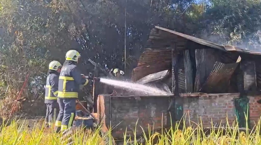 宜蘭縣冬山鄉香南路附近一處工寮2日不明原因起火，消防局獲報派員到場滅火，並發現一名84歲老翁屍體，詳細情形仍有待調查釐清。（宜蘭縣消防局提供）中央社記者沈如峰宜蘭縣傳真　115年7月2日