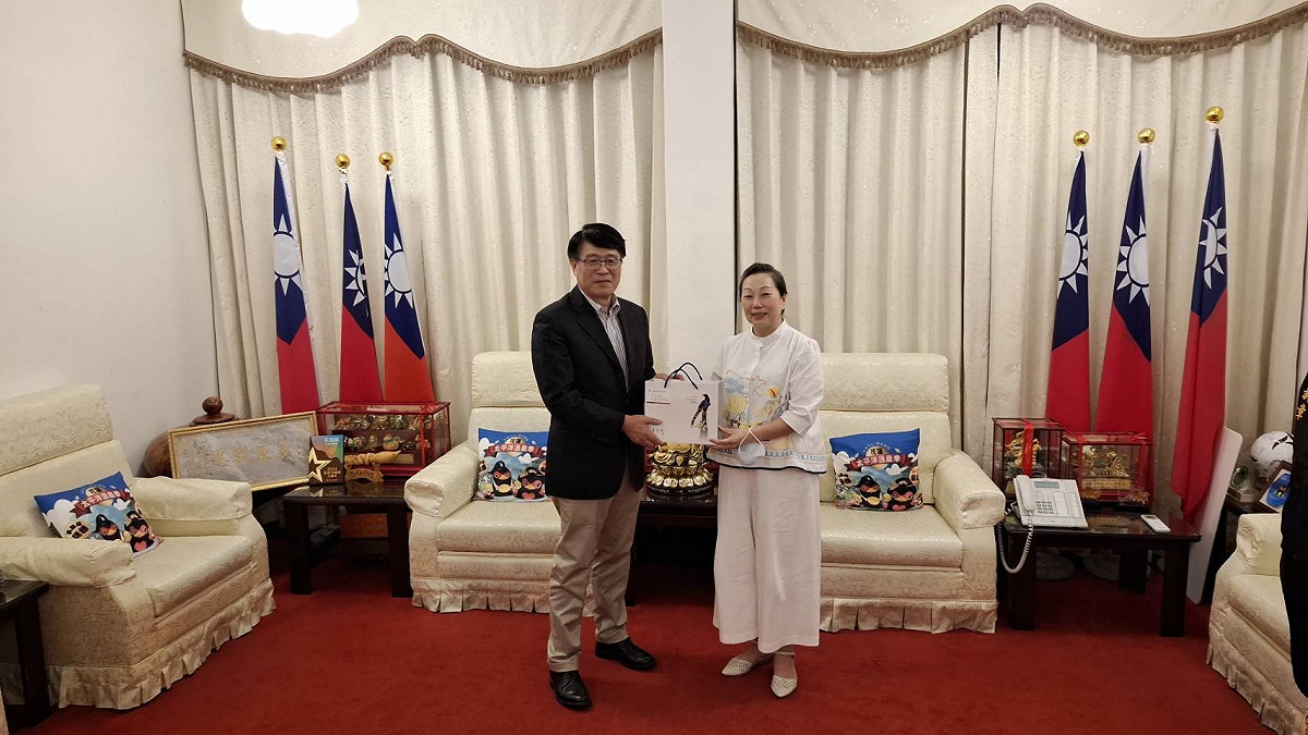 中央選舉委員會主任委員游盈隆2日前往花蓮縣選委會，參加選務工作會議。拜會縣長徐榛蔚。 圖：中選會提供