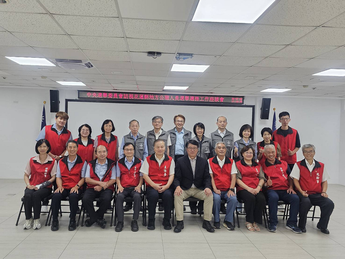 中央選舉委員會主任委員游盈隆2日前往花蓮縣選委會，參加選務工作會議。 圖：中選會提供