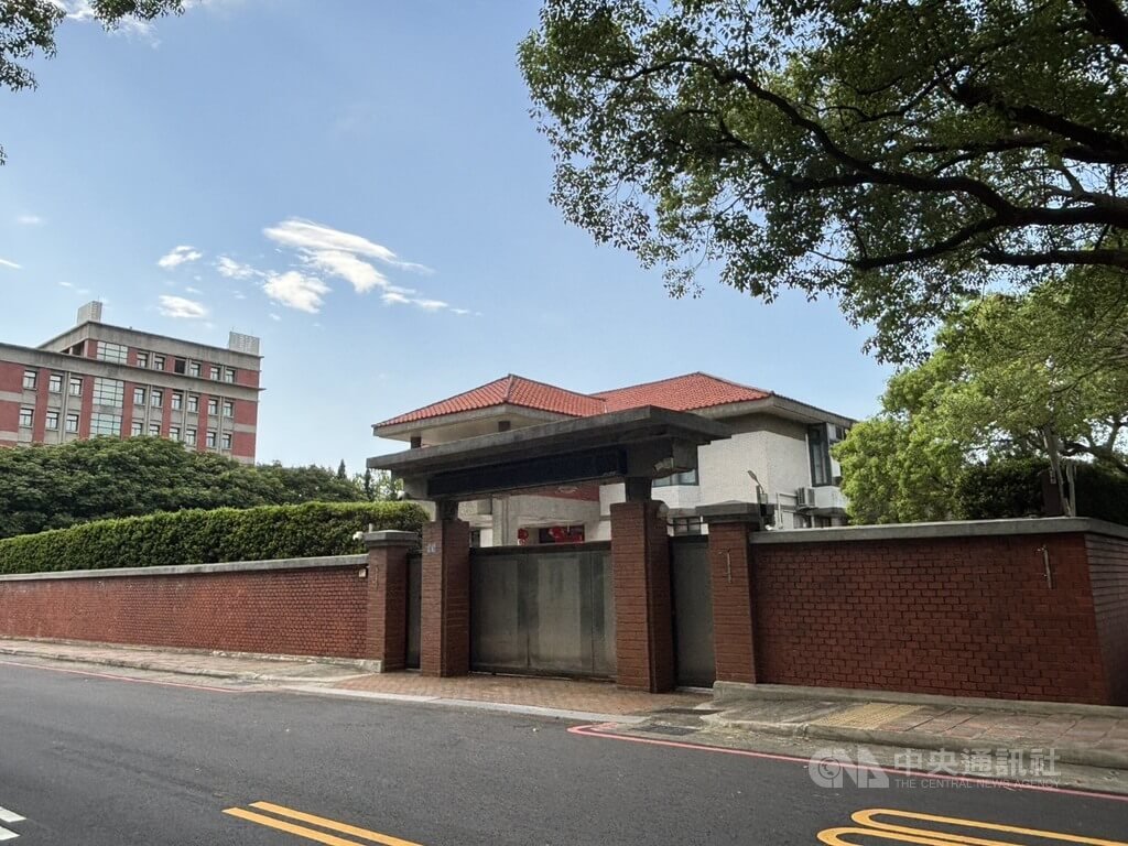 新竹縣警察局竹北分局2日表示，王姓警員日前執行縣長楊文科官邸的警衛勤務及安全維護，遭陳情未經核准讓女子進入，將依法嚴懲。中央社記者郭宣彣攝　115年7月2日
