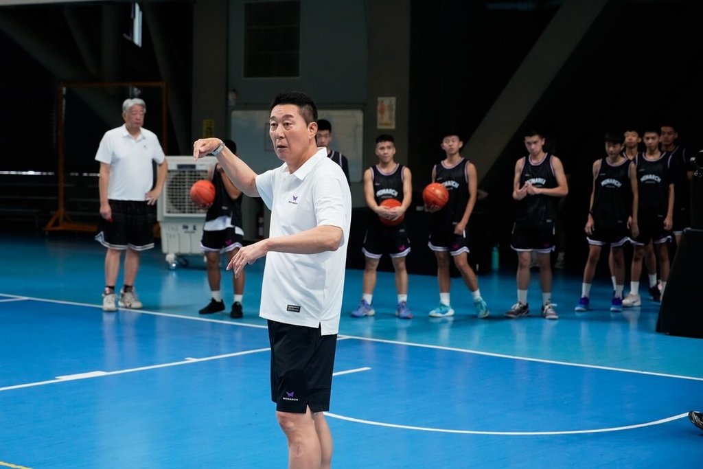 被譽為「亞洲第一射手」的韓國籃球名將李忠熙（前中）連2年在台灣舉辦射手訓練營。李忠熙盼傳授球員一些基礎觀念，2日並以自身名言「汗水不會背叛你」，勉勵球員持續努力尋求進步。（MONARCH菁英射手營提供）中央社記者陳容琛傳真　115年7月2日