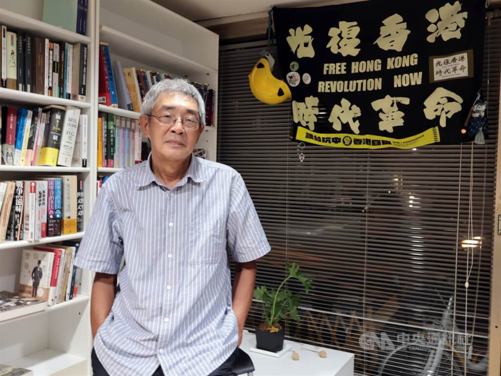 銅鑼灣書店2024年遷址到台北市金門街，銅鑼灣書店店長林榮基在店內掛上「光復香港，時代革命」旗幟。（中央社檔案照片） 圖：中央社提供