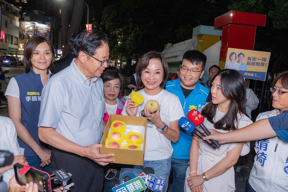 張善政(前排左一)準備桃園拉拉山水蜜桃送柯志恩(前排左二)。 圖：柯志恩競辦/提供