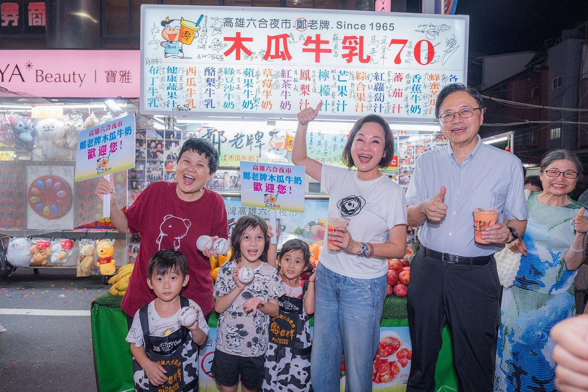張善政(右二)和柯志恩(右三)在知名木瓜牛奶攤前合影。 圖：柯志恩競辦/提供