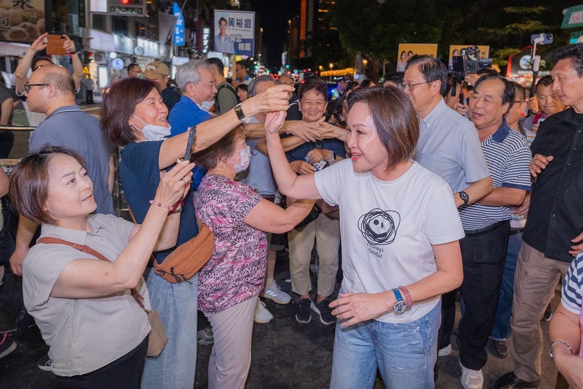 柯志恩和張善政一路受到民眾熱烈歡迎，攤商也紛紛熱情打招呼。 圖：柯志恩競辦/提供