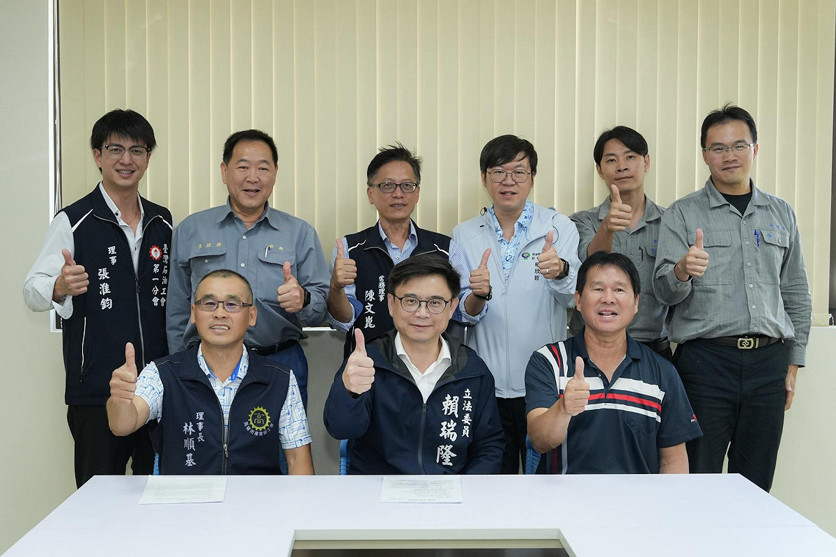 高雄市產業總工會率台船工會、台灣石油工會第一分會、中鋼企業工會、高雄市機械聯合總工會、高雄郵政工會等代表拜會賴瑞隆(前排中)。 圖：賴瑞隆辦公室/提供