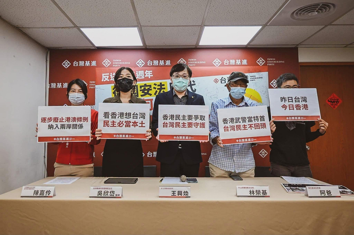 台灣基進吳欣岱發文悼念銅鑼灣書店店長林榮基（右二）。 圖：取自吳欣岱臉書（資料照）