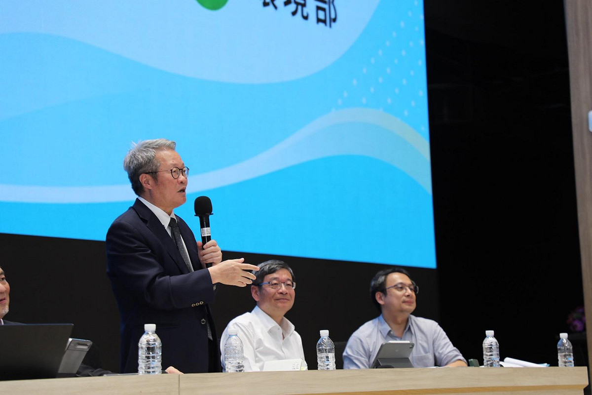 為凝聚社會對於採購法修法方向的共識，行政院政務委員兼工程會主委陳金德率同仁與第一線鄉鎮市公所同仁交流、傾聽意見。 圖：工程會提供