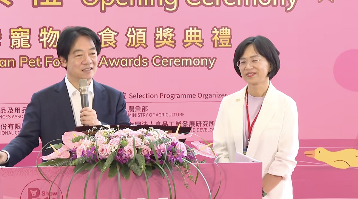 賴清德邀請新北市長參選人蘇巧慧上台發言。 圖：翻攝自共訊