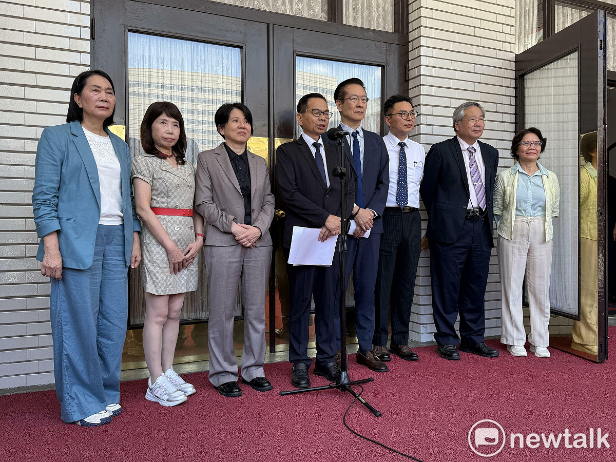 民眾黨團8位立委。 圖：周煊惠 / 攝