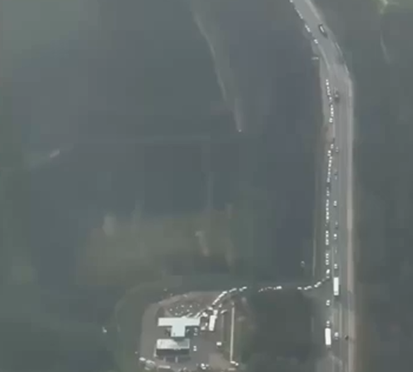 俄羅斯各地出現排隊至永恆的加油隊伍。駕駛員在大部分加油站也面臨購買限制。 圖：翻攝自 X @NOELreports