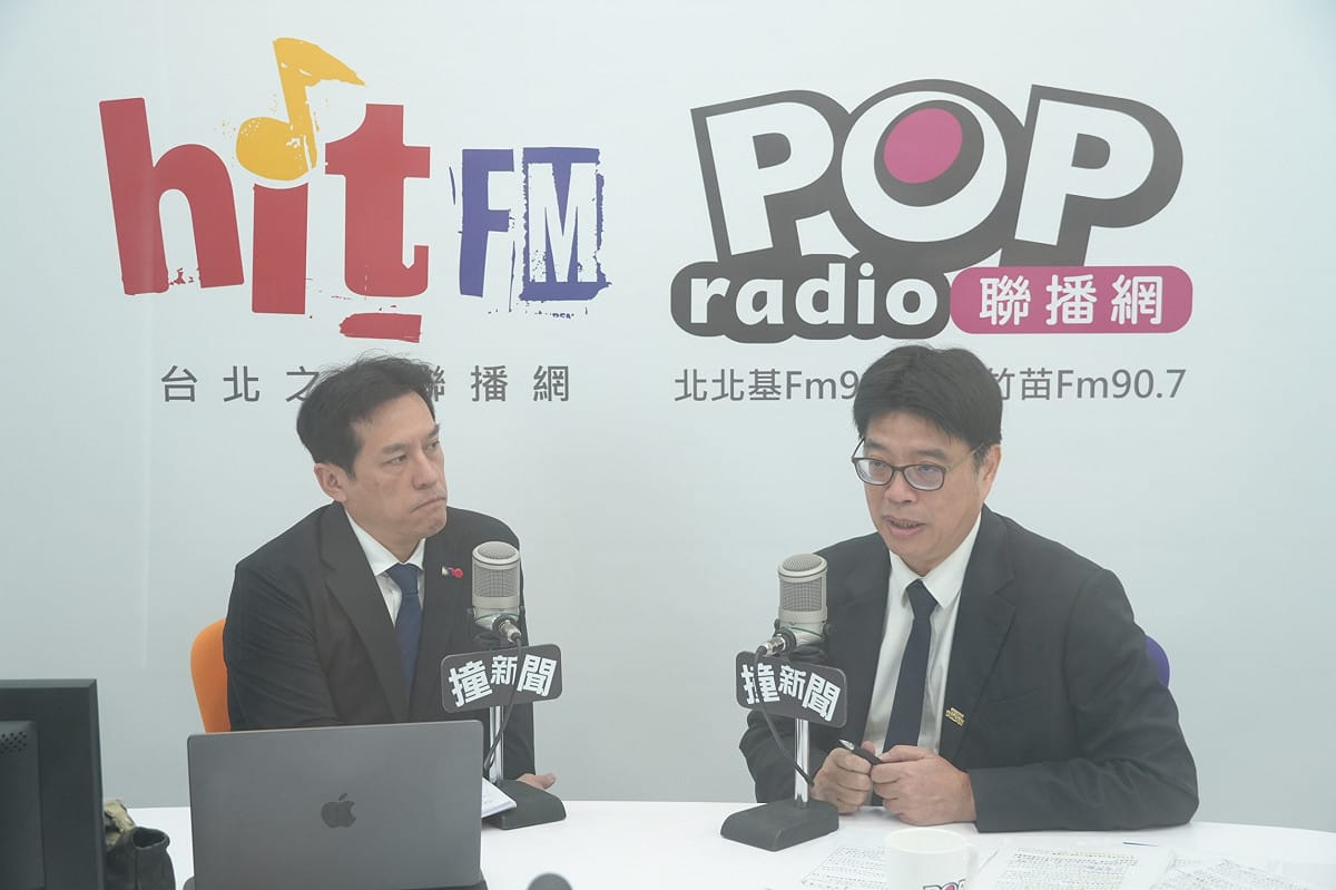 香港銅鑼灣書店創辦人林榮基於昨（2）日辭世，大陸委員會主委邱垂正今（3）日接受POP Radio《POP撞新聞》主持人黃暐瀚專訪，談起林榮基，他感到不捨與哀悼。 圖：《POP撞新聞》提供