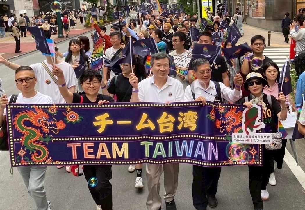 高雄布局國際市場並擴大國際行銷，觀光局今年6月赴日本東京參與同志驕傲大遊行。 圖：高雄市觀光局/提供