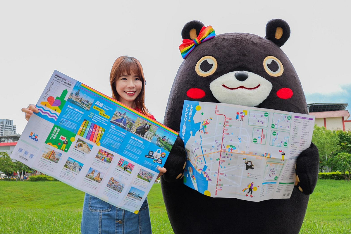 高市觀光局精心設計的日語版「高雄性別友善旅宿摺頁」。 圖：高雄市觀光局/提供