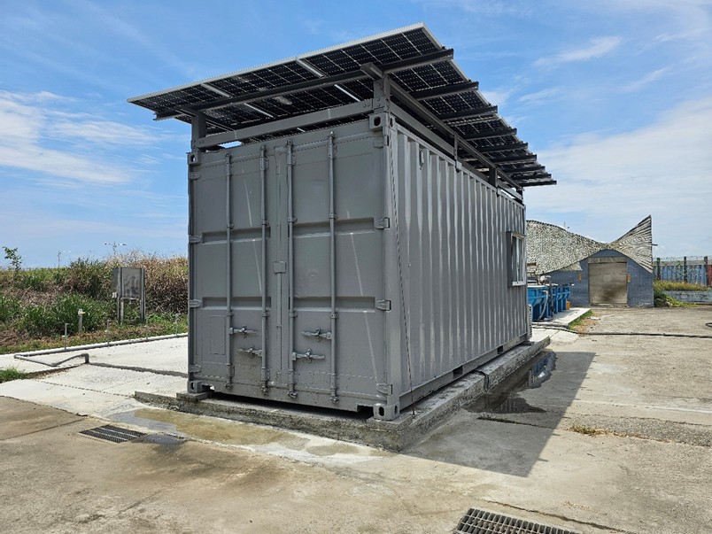 水試所成功開發光電節能海門冬量產模組，有效利用豐沛天然日照資源進行發電，供應養殖海藻所需能源，大幅降低生產過程之碳排放。 圖：水試所／提供