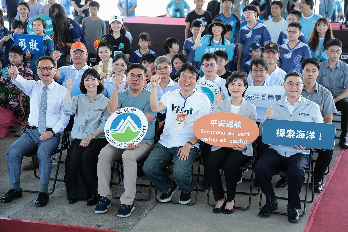 行政院長卓榮泰與副院長鄭麗君今（3）日一同前往宜蘭縣蘇澳港出席「2026航向東海－探索海洋」啟航典禮，為所有參與蘇澳港到沖繩1,500公里航海計畫的岳明國民中小學師生們獻上祝福。 圖：行政院提供