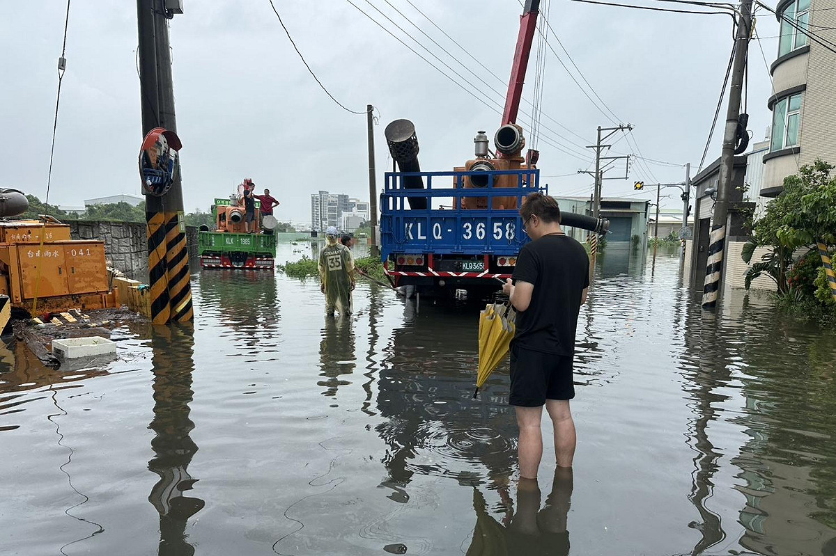 台南6月26日受颱風米克拉外圍環流與西南風共伴影響，局部地區出現極端強降雨並造成積淹水。市府已向中央爭取20億元治水改善經費，初步獲得同意。 圖：台南市政府提供／資料照片