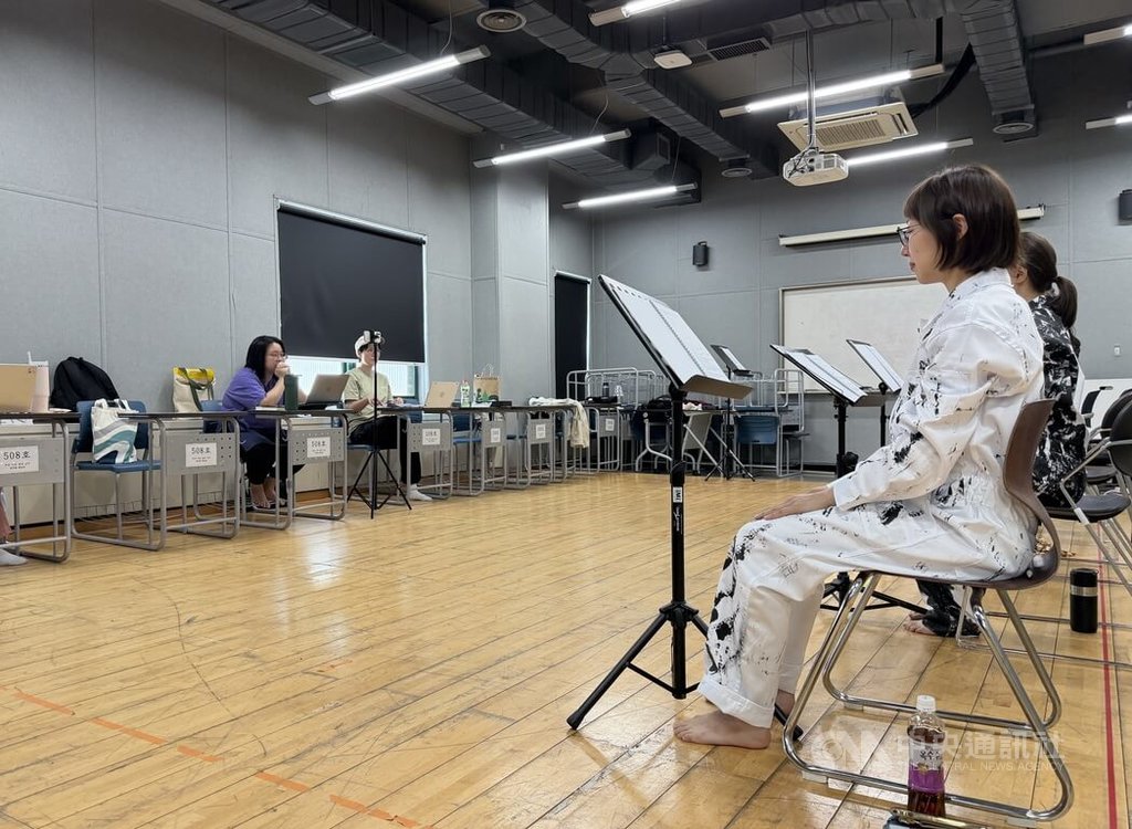 「臺灣漫遊錄」韓文譯者金依莎（後中）除了翻譯台灣小說，也翻譯台灣舞台劇本，像是「千年之癢」、「空襲警報」，也親自到韓國藝術綜合學校觀看排練。 圖:中央社