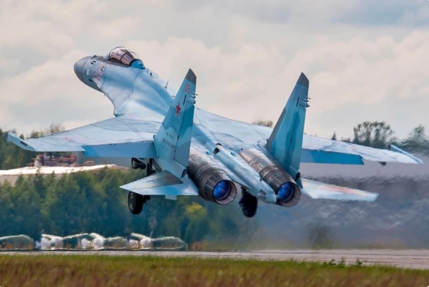 近期有消息稱，俄羅斯透過遠東地區的軍事工廠持續生產 Su-35 戰機，計畫在 2027 年年初向伊朗交付首批 30 架戰機。 圖：翻攝自 騰訊網 星海之刃