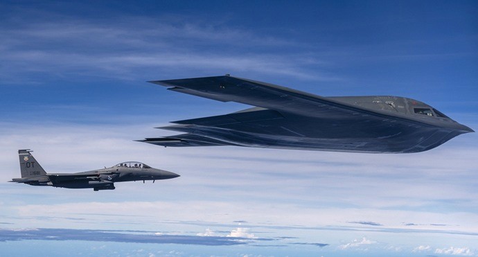 美國空軍日前在「勇敢之盾2026」（Valiant Shield 2026）聯合演習中，首度公開展示 B-2「幽靈」隱形轟炸機執行遠程反艦作戰能力。 圖:翻攝自X帳號@IRIA_Research