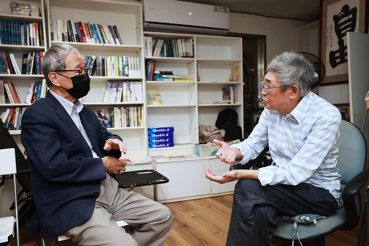 文化部長李遠（左）於今（115）年4月特別到銅鑼灣書店拜訪店長林榮基。 圖：文化部提供