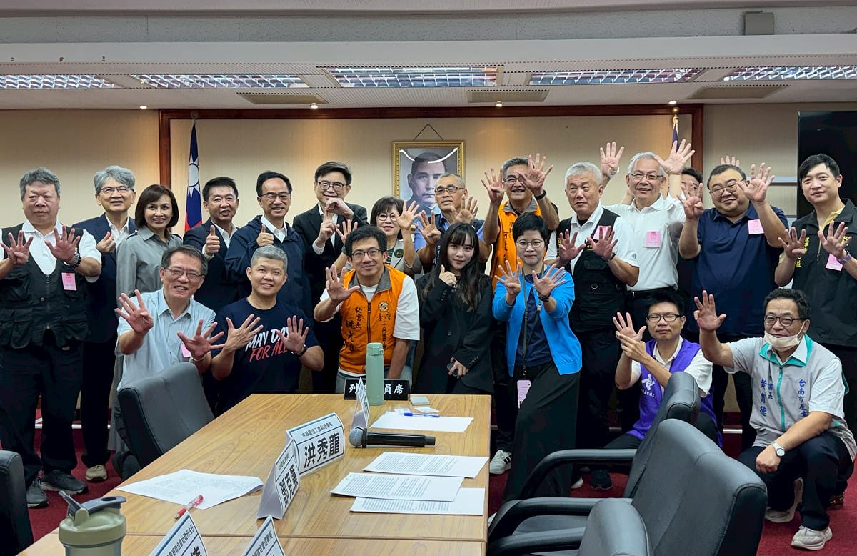 五一平台聯盟、高雄市產業總工會及各產業工會代表拜會立法院黨團。 圖：賴瑞隆辦公室/提供