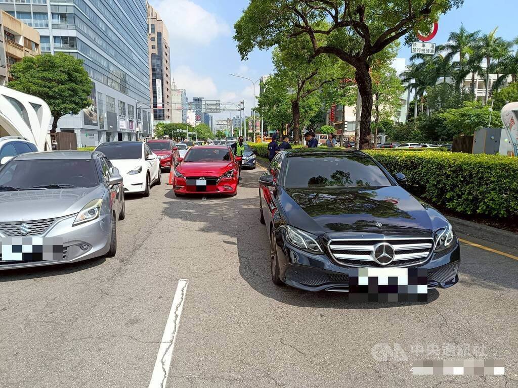 林姓男子3日開車行經台中市西區一處路口，轉彎時撞上停等車輛釀連環撞，2人受傷。警方到場後對林男實施毒品唾液快篩呈陽性反應，依公共危險罪嫌送辦。（翻攝照片）中央社記者蘇木春傳真　115年7月3日