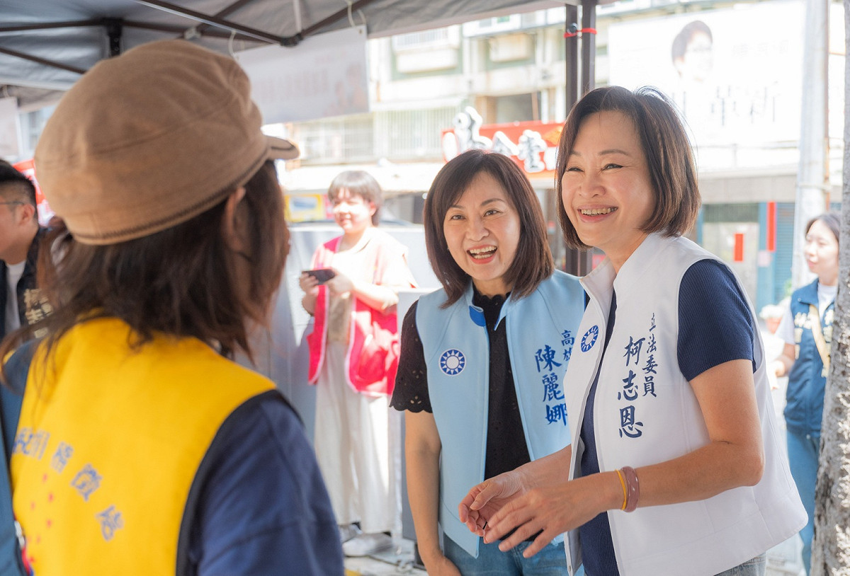 陳麗娜(中)肯定柯志恩(右)在五一遊行結束後，隨即著手研擬相關法案，並於6月正式提出《勞工退休金條例》修正草案，主張將勞退新制雇主提撥率由現行的6％逐年提高至9％，以實際行動回應勞工期待，展現對勞工權益的承諾與執行力。 圖：陳麗娜服務處/提供
