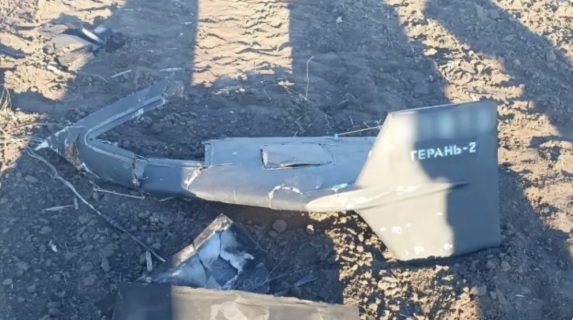 烏軍近期拆解俄軍未爆炸或遭到擊落的 Kh-101 導彈後，發現一批 2026 年第二季度生產的導彈中， 90% 的晶片來自於 13 間日本知名的電子或機械製造企業。有專家分析認為，日本軍民兩用晶片流入俄羅斯的情形，不僅可能加劇烏克蘭的防禦壓力，還可能破壞西方國家對俄羅斯的制裁與封鎖。 圖：翻攝自 騰訊網 國迹線