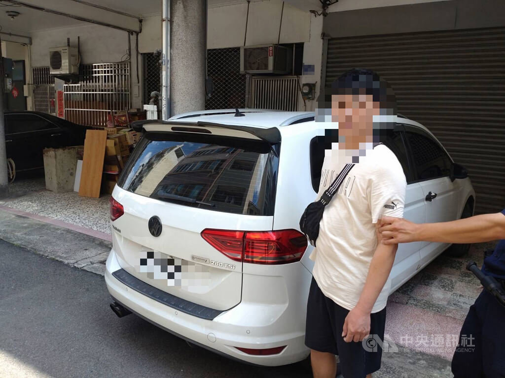 黃姓詐團車手3日上午前往超商領取涉案金融卡包裹被警方鎖定，黃男發現員警到場隨即徒步逃逸，雙方追逐逾200公尺黃男仍難逃法網，詢後依法送辦。（翻攝照片）中央社記者蘇木春傳真　115年7月3日