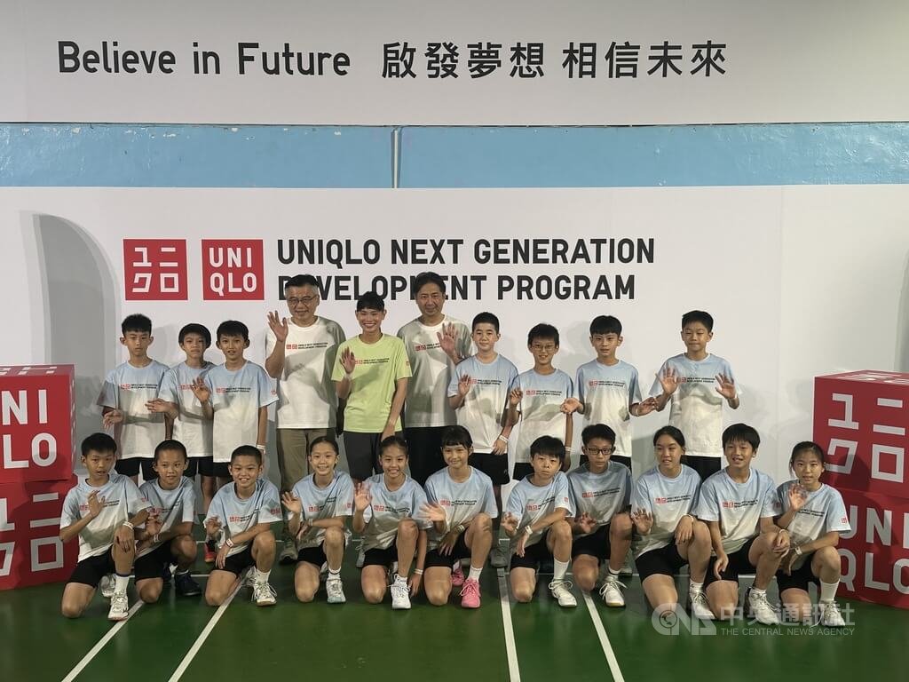 台灣羽球天后戴資穎（後左5）3日在台北出席日系品牌代言活動，並與長春國小羽球隊互相過招切磋球技，透過運動結合下一代，啟發夢想並建立對未來的信念。中央社記者黎建忠攝　115年7月3日