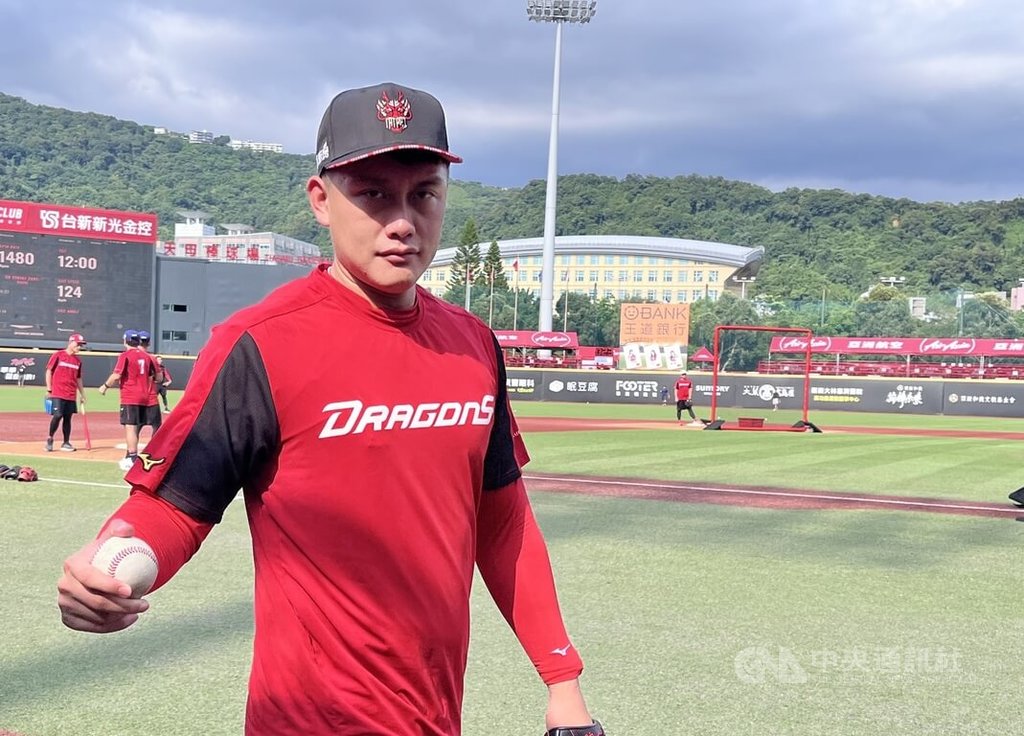 中華職棒味全龍隊下半季首戰內野變陣，三壘手劉基鴻（圖）休兵，總教練葉君璋3日表示，考量名古屋亞運期間劉基鴻將離隊，先尋找頂替人選。中央社記者蘇志畬攝　115年7月3日