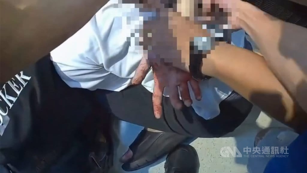 新北市林口一家連鎖超市3日下午發生持刀傷人案，張姓男子疑酒後精神不穩，持刀刺傷外籍男子手臂。警方獲報趕到現場逮人，將進一步調查釐清犯案動機。（翻攝畫面）中央社記者曹亞沿傳真　115年7月3日