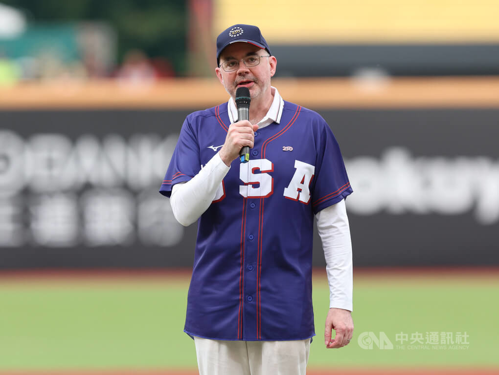 美國在台協會（AIT）3日在天母棒球場舉辦「台美友好之夜」，由AIT處長谷立言（圖）擔任開球打者，並在開球前向與會來賓致詞。中央社記者張新偉攝　115年7月3日