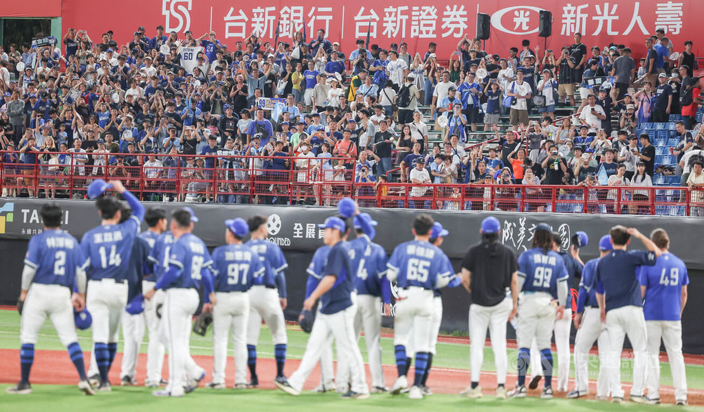 中華職棒富邦悍將隊3日在天母棒球場以6比3擊敗味全龍隊，下半季旗開得勝，選手們賽後到場中向右外野球迷致意，感謝他們的支持。中央社記者張新偉攝　115年7月3日