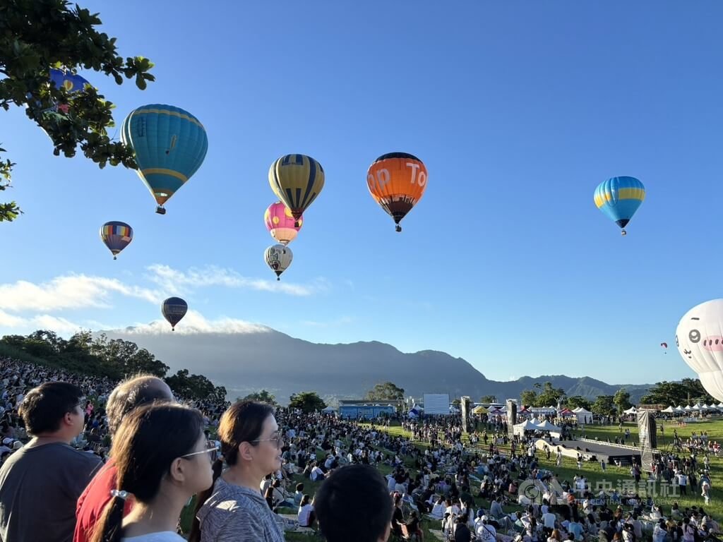 台灣國際熱氣球嘉年華即日起到8月20日在台東縣鹿野高台舉行，多個國家的熱氣球將輪番升空。 圖/中央社記者張祈