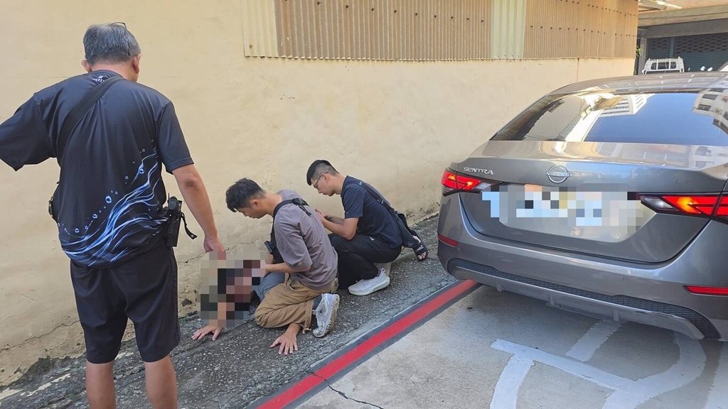 高雄傅姓男子4日被發現背部中2刀倒臥住處門口，送醫不治。警方循線逮捕孫姓、薛姓男子，正追緝其餘3男1女共犯當中，初步了解疑因10萬元債務糾紛，全案依傷害致死罪送辦。（高雄三民一警分局提供）中央社記者洪學廣傳真　115年7月4日