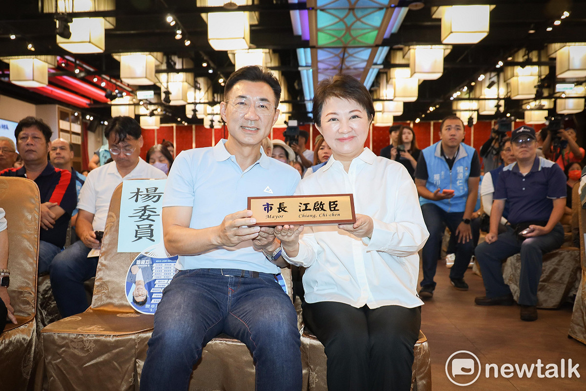 江啟臣從盧秀燕手中接下「市長江啟臣」的名牌，並宣告「我準備好了！」  圖：唐復年/攝