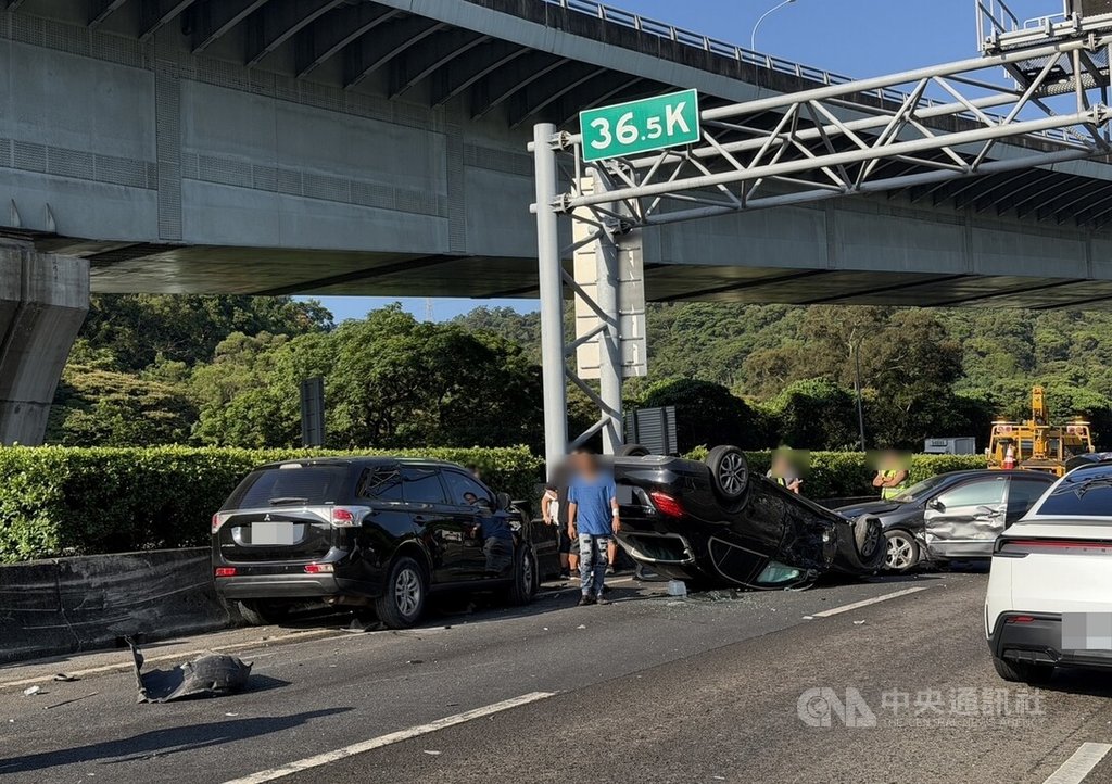 國道公路警察局4日表示，國道1號南向泰山路段4日上午發生4車事故，1輛自小客車疑因變換車道不當，擦撞營業大貨車後失控，再波及另外2輛自小客車，共2人受傷送醫，肇事原因待查。（翻攝畫面）中央社記者黃旭昇傳真    115年7月4日