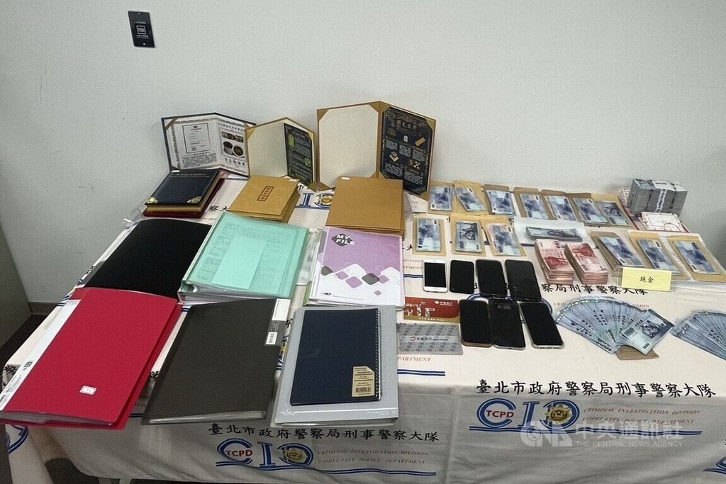 台北市刑警大隊破獲以楊姓幫派分子為首的詐騙集團，查出楊男等人以高價收購靈骨塔位當詐騙手法，初查7人受騙，其中1人財損達新台幣2000多萬元。警詢後把楊男等9人送辦。圖為警方搜出證物。（翻攝畫面）中央社記者劉建邦傳真　115年7月4日