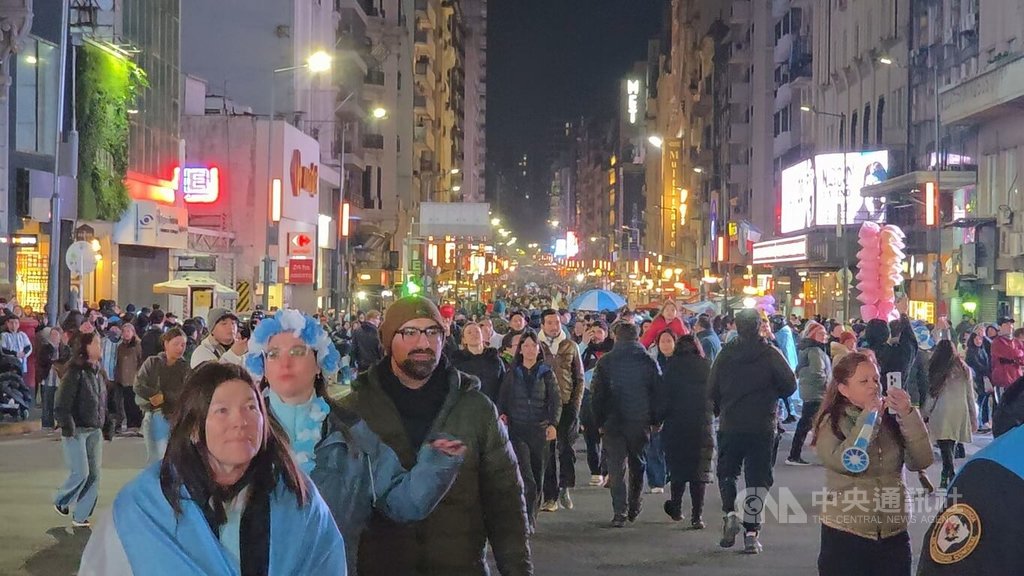 終場哨音響起後，球迷從布宜諾斯艾利斯各地陸續湧向著名景點方尖碑（Obelisco）周邊，往來車輛頻頻按響喇叭，共同慶祝阿根廷挺進16強。中央社記者黃韻如布宜諾斯艾利斯攝　115年7月4日