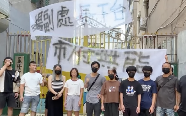 基隆爆教保員集體虐童！9天監視器逾500次施虐20多幼童受害 家長丟雞蛋抗議