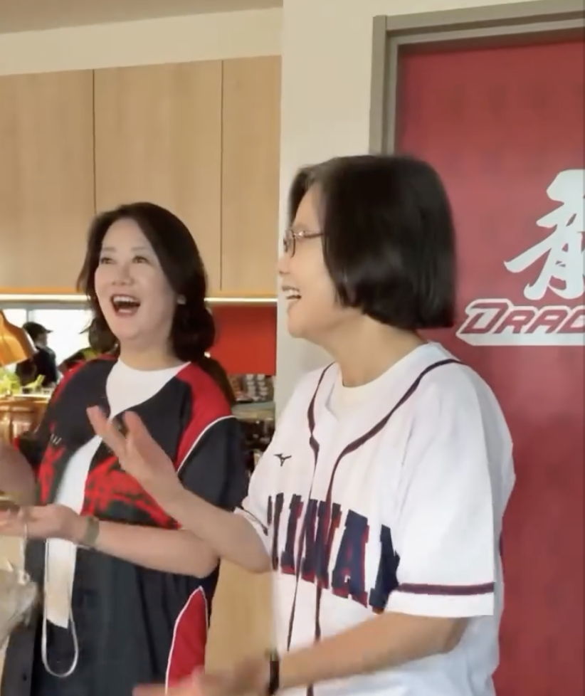 近來在年輕族群間爆紅的「67（six seven）」迷因，會無厘頭大喊「six seven」，並搭配雙手上下擺動，連前總統蔡英文都跟上流行。 圖：翻攝自 蔡英文 threads
