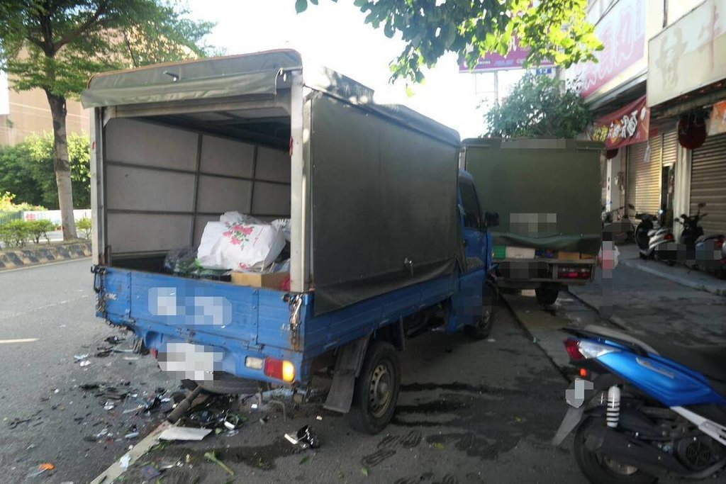 台中市一名男子4日上午在沙鹿區陸續撞擊多輛汽機車與2名行人後逃逸。警方獲報後進行攔截圍捕，迅速逮人。男子經毒品快篩呈陽性反應，依法送辦。（民眾提供）中央社記者郝雪卿傳真   115年7月4日