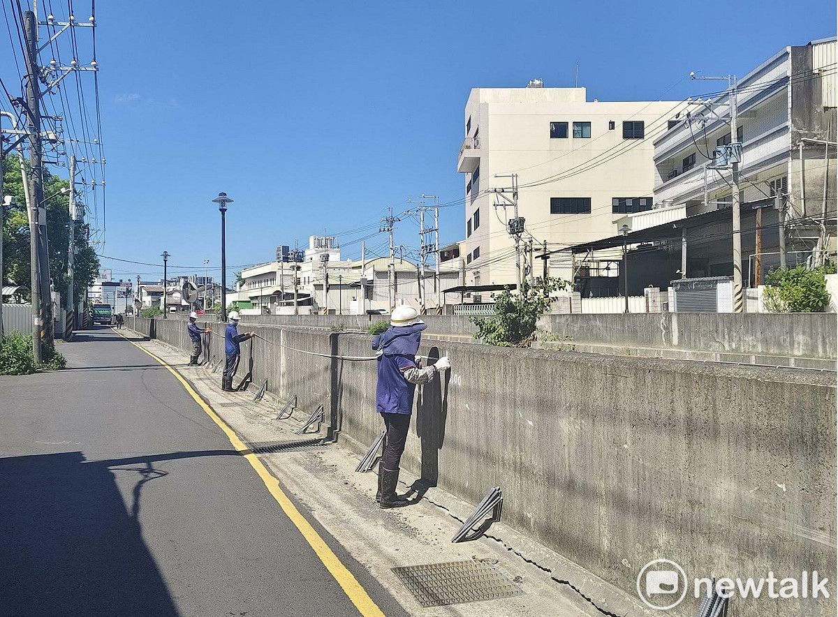 臺南市長黃偉哲下達緊急動員令，要求水利局以「與時間賽跑」的態度，立即啟動三爺溪堤防應急加高工程，該工程已於今日正式動工。 圖：台南市政府提供