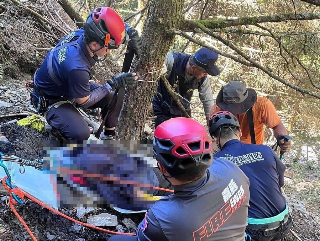 林姓男子4日與友人攀登玉山，走登山步道時意外失足跌落50公尺深邊坡昏迷，友人見狀立即下坡救助並求援，搜救人員趕赴後合力將林男送醫，但林男最終仍宣告不治。（警方提供）中央社記者蔡智明傳真　115年7月4日