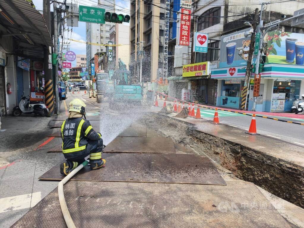 桃園市八德區和平路、大忠街交叉路口4日在進行污水下水道工程時不慎挖破天然氣輸送管線，造成氣體外洩，消防人員獲報到場灑水防護。（翻攝照片）中央社記者葉臻傳真　115年7月4日