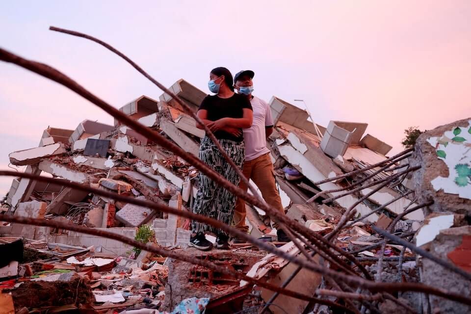 委內瑞拉地震災民站在倒塌的建築物上，持續等待救援團隊的消息。（路透社）
